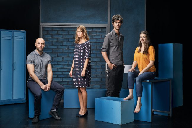 Photo de groupe de comédiens